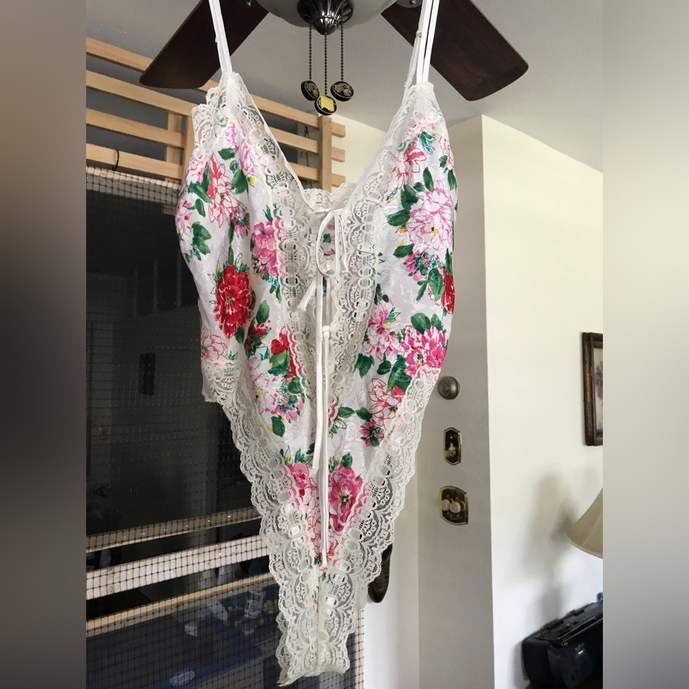 VICTORIA’S SECRET size S Floral Lace Trim One-Piece Romper Bodysuit